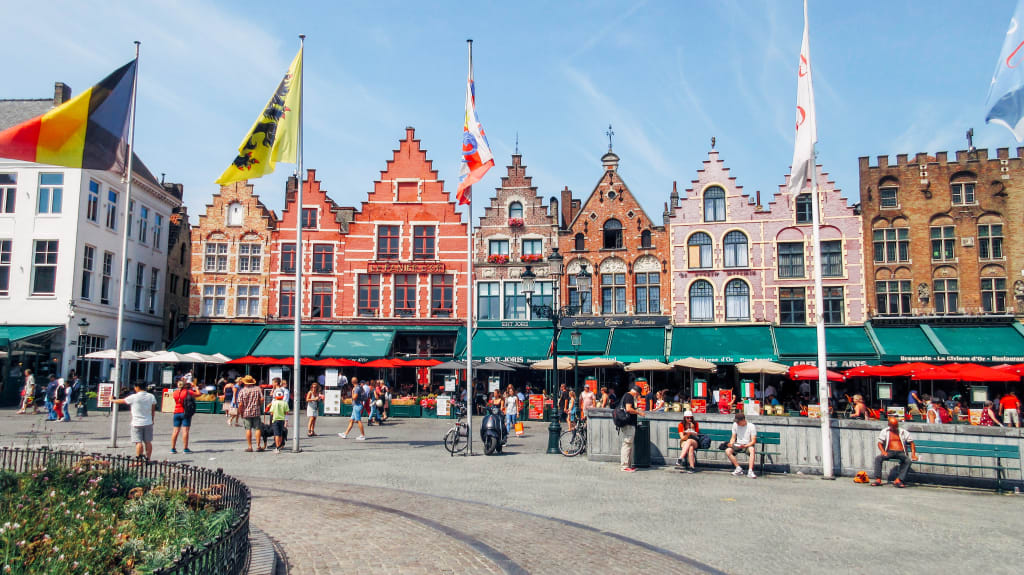 Bunte Häuser auf dem Hauptplatz von Brügge, Flandern, Belgien